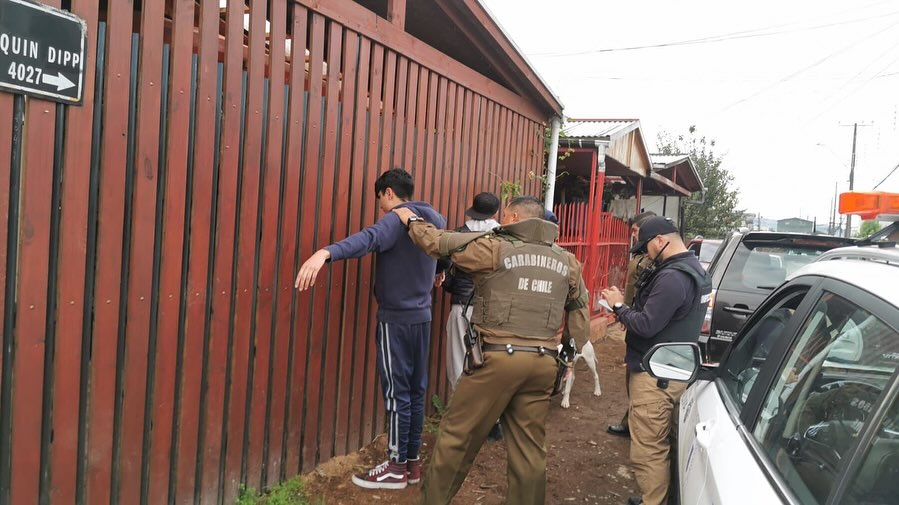 En Valdivia Carabineros Y Seguridad Publica Detiene A Dos Sujetos Por Porte De Armas Y Drogas