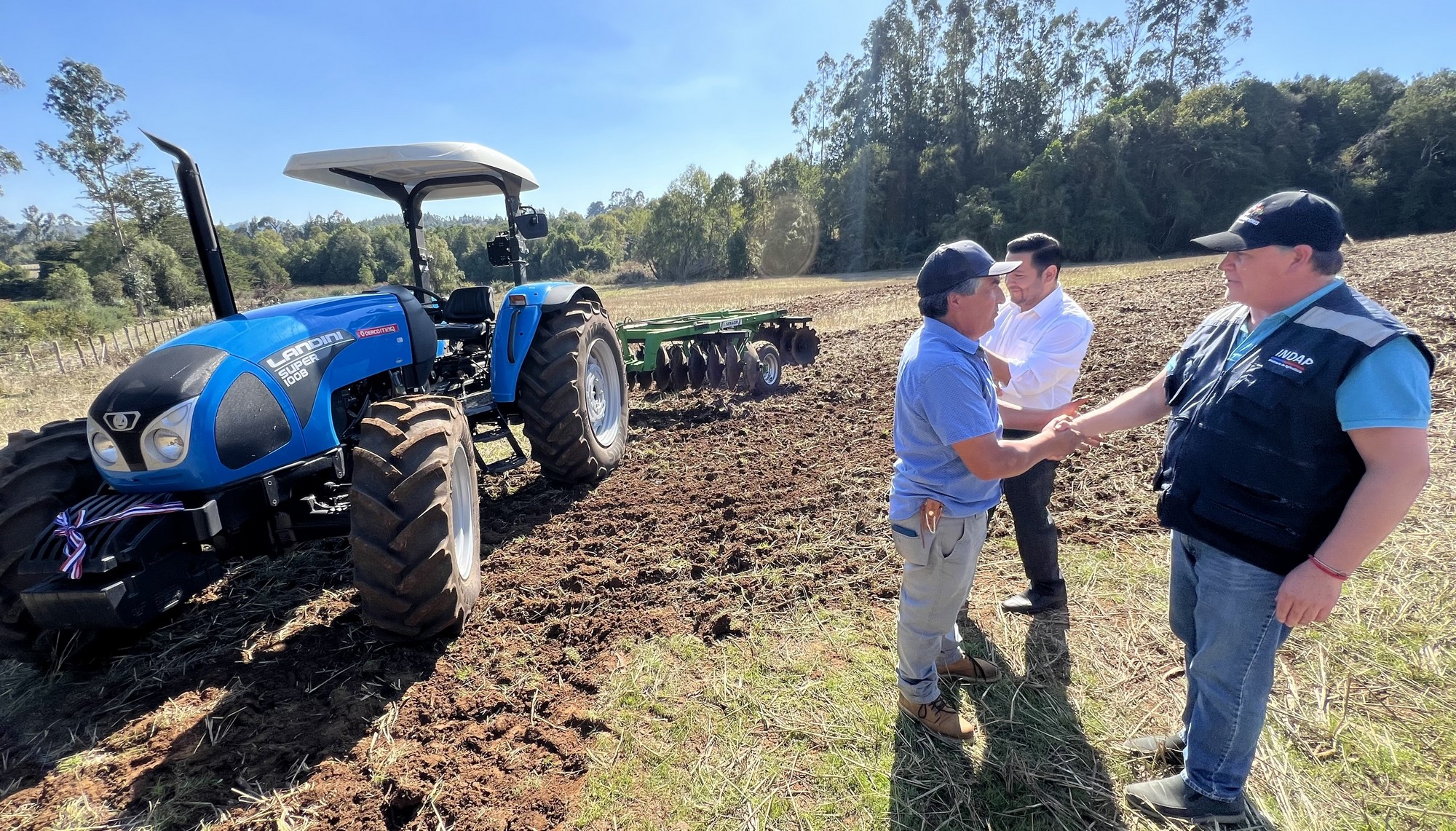 En Carahue Agricultores Celebraron La Anhelada Mecanización Productiva