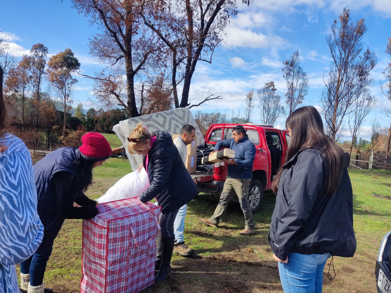 Municipalidad de Pitrufquén brinda ayuda a familia afectada por incendio en Puraquina