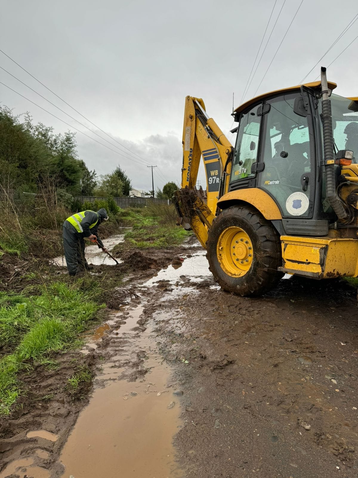 Acción Inmediata: Equipo De Emergencia De La Municipalidad De Pitrufquén Limpia Canal En Calle Matta Tras Colapso Por Lluvia