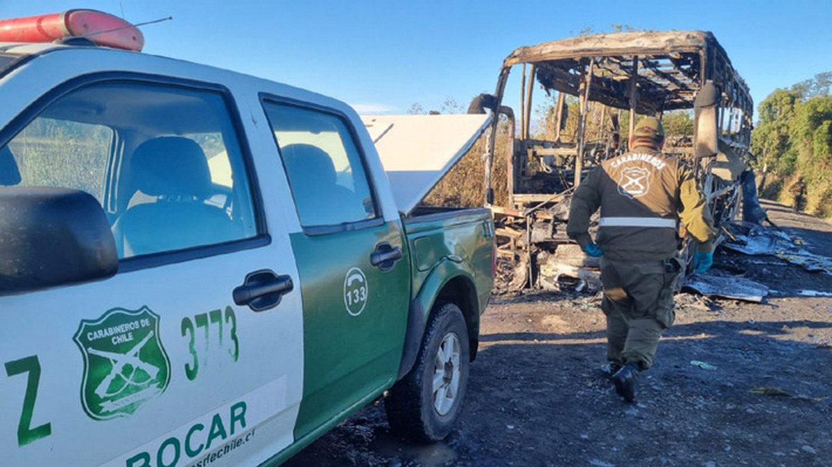 Ataque En La Araucanía: Queman Bus Que Trasladaba A Trabajadores Agrícolas En Perquenco