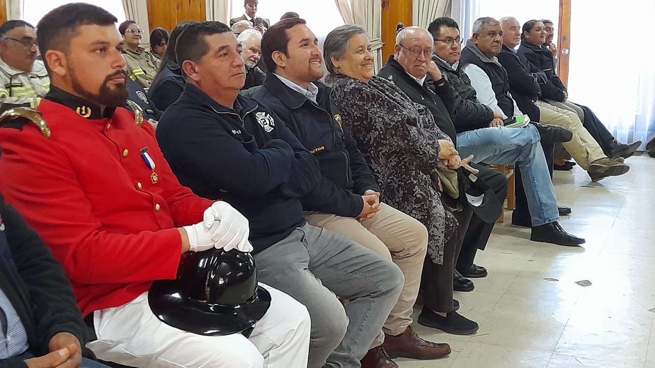 El Cónsul Honorario En Chile Junto A Representantes de La Empresa Agrotop De Freire Entrega Un Carro A Bomberos