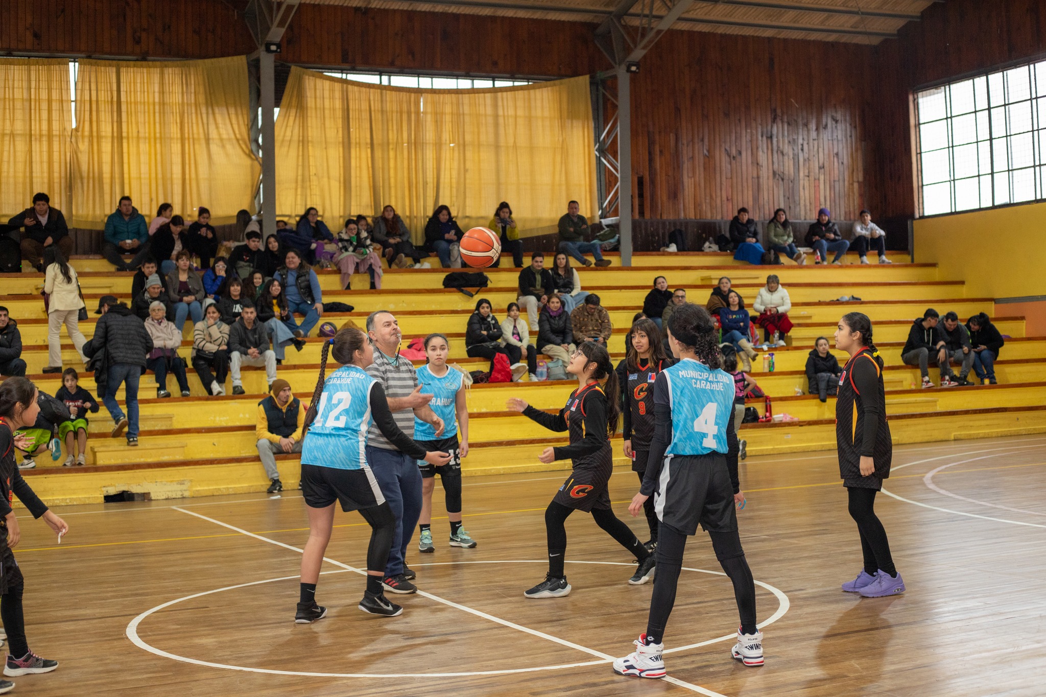 Gorbea vive primer encuentro de basketball femenino del año con gran éxito