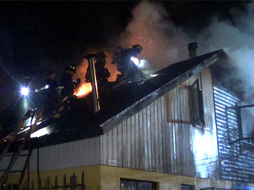 Dos casas quedan completamente destruidas debido a incendio en Temuco: dos personas lesionadas