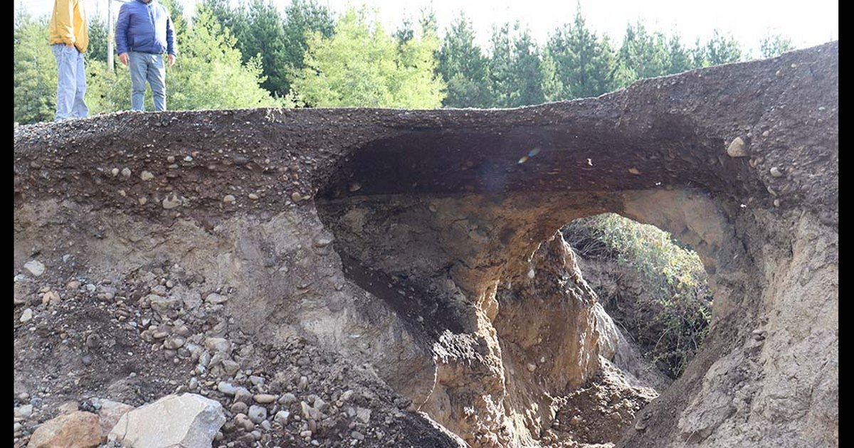 Impresionante socavón camino a Deuco, en Angol