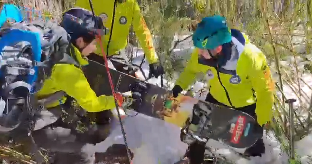 Encuentran tabla de snowboard y celular que serían de hombre que desapareció en volcán Villarrica