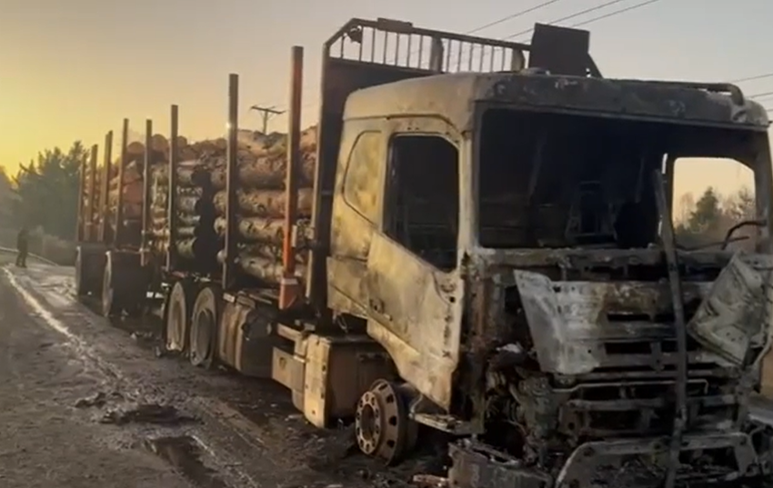 Investigan incendio que afectó por completo a camión forestal en Padre Las Casas