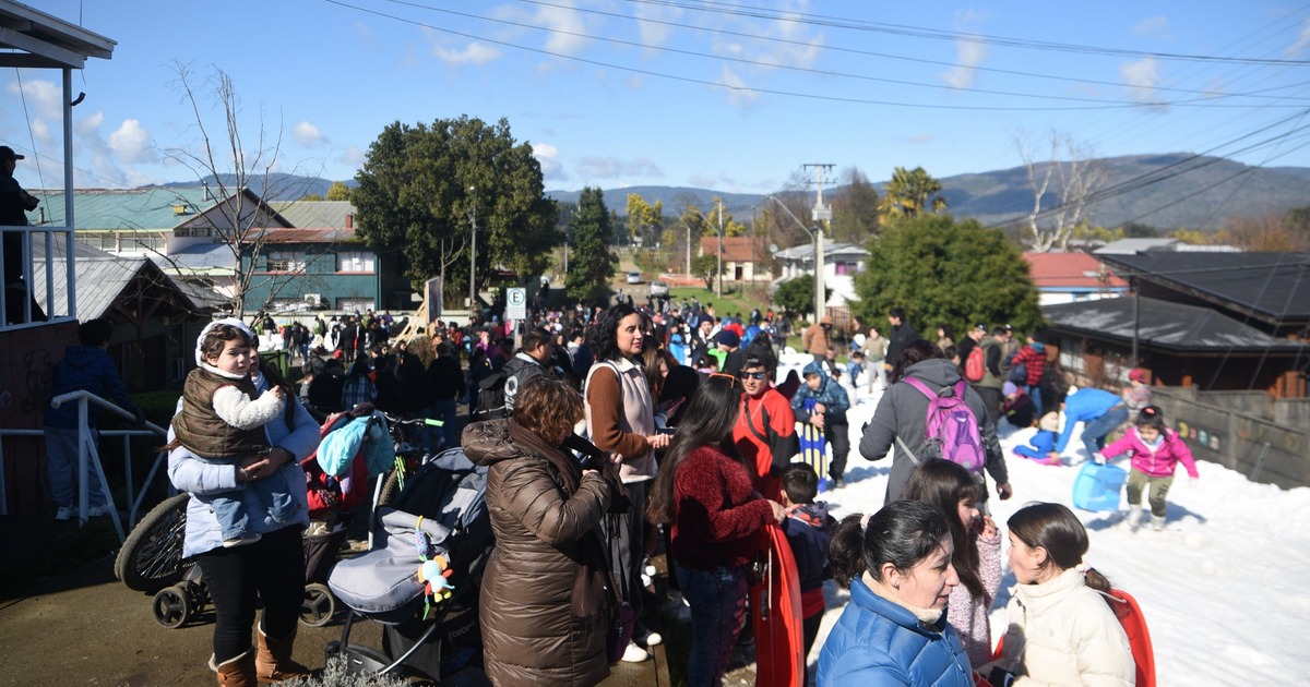 Municipio de Loncoche cumplió el sueño de niños en conocer la nieve y fue en el centro de la ciudad