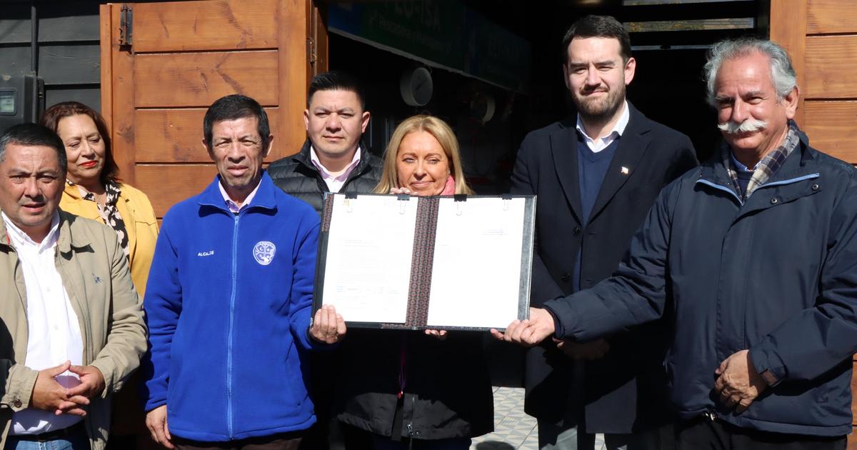 Gobernador Luciano Rivas firma mensaje para diseño del primer terminal de buses de Puerto Saavedra