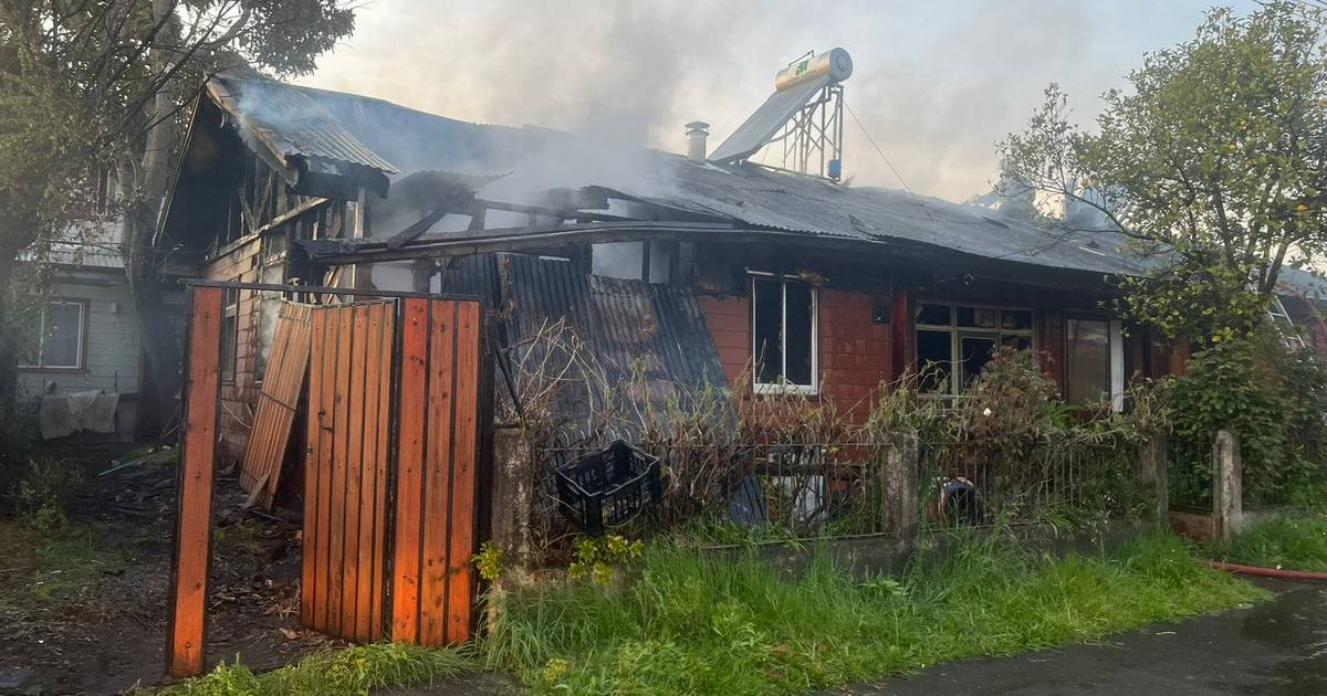 Mujer falleció en incendio que afectó a dos viviendas en Villarrica