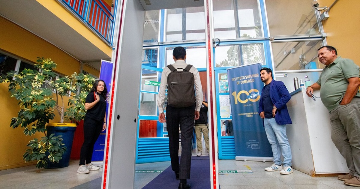Multan a municipio de Temuco con casi  $4 millones por instalar pórtico de seguridad en liceo