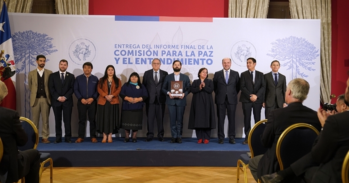 Comisión para la Paz y Entendimiento entrega su informe final al presidente Gabriel Boric