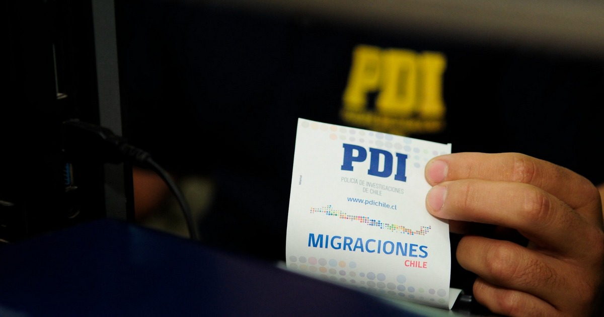 Detectives reciben a deportado desde Argentina por registrar ordenes de detención vigentes
