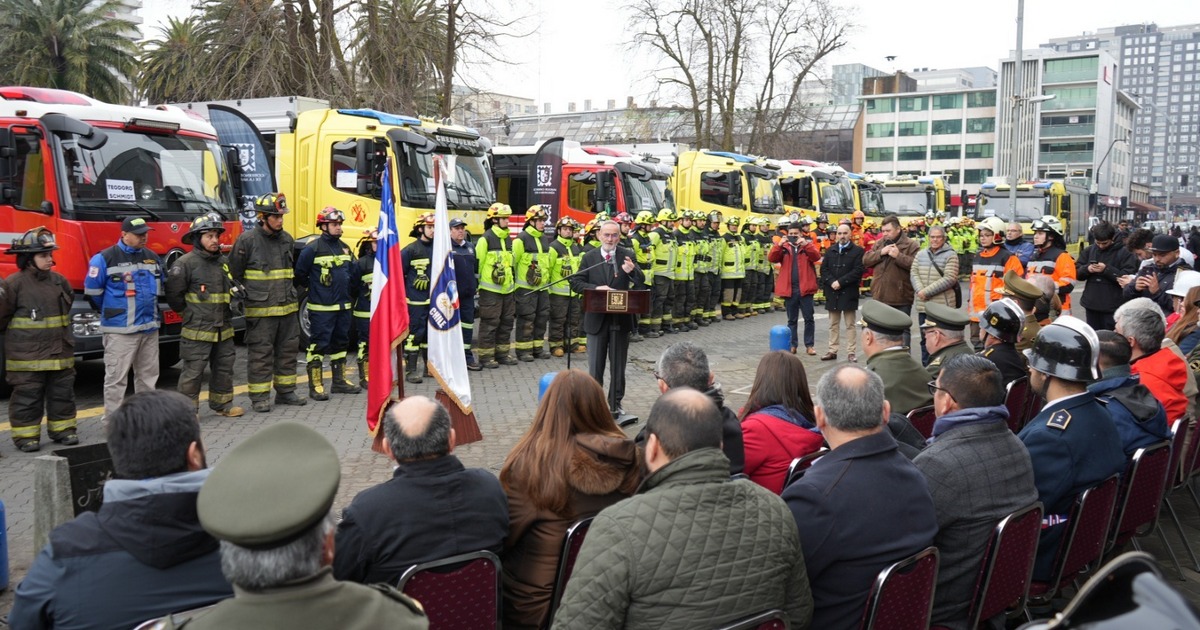 Gobierno de La Araucanía entrega nueva flota de carros para bomberos de la región