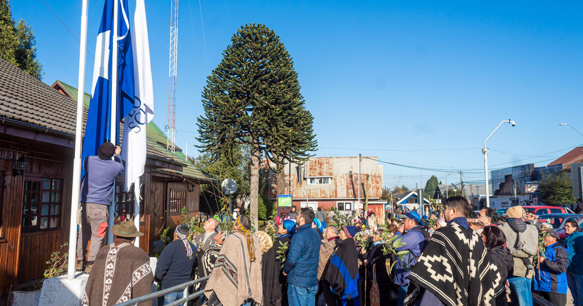 Municipalidad de Teodoro Schmidt iza por primera vez la bandera Mapuche