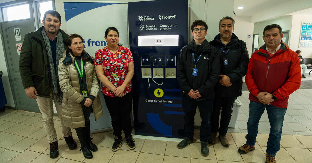 Municipalidad de Gorbea y Frontel instalan nuevo tótem de carga para celulares en posta de Quitratúe