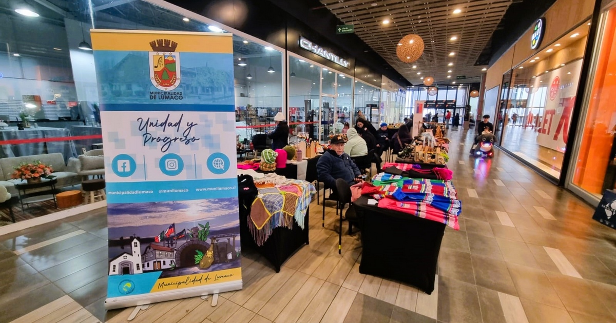 Artesanos y productores de Lumaco comercializan y exhiben sus productos en centro comercial de Temuco con apoyo de la Municipalidad