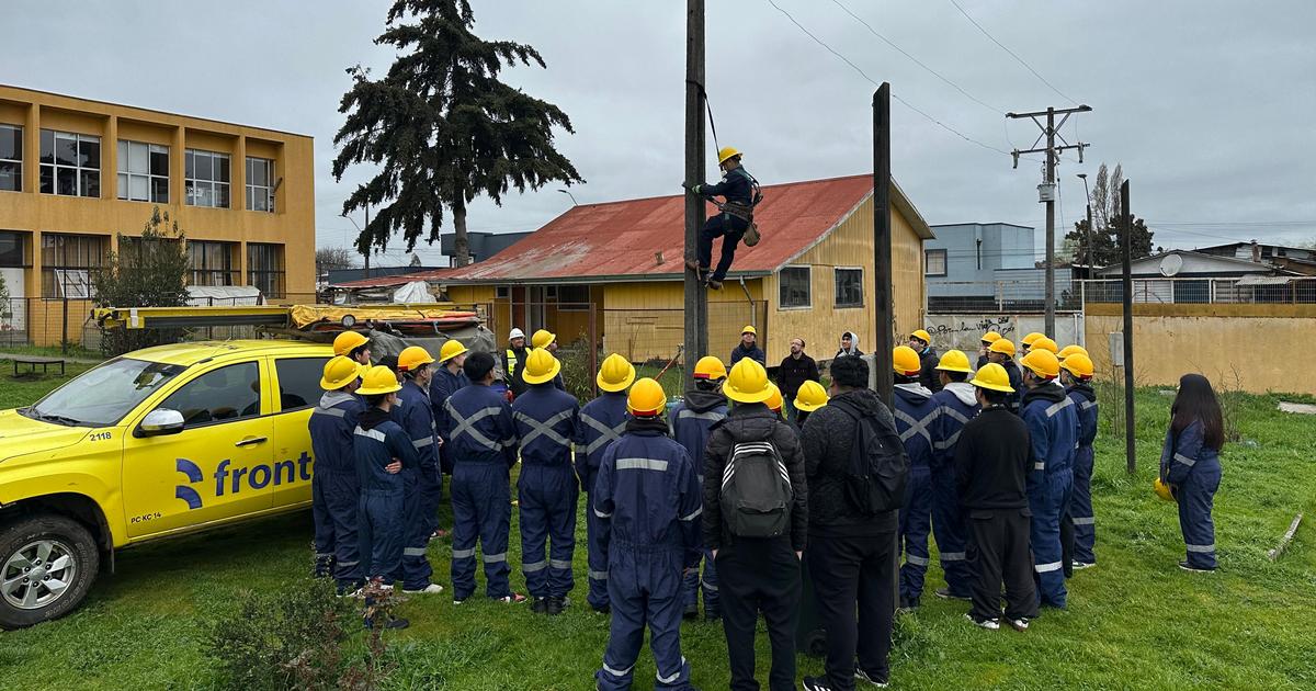 Frontel visitó a estudiantes de electricidad del Liceo Luis González Vásquez de Nueva Imperial