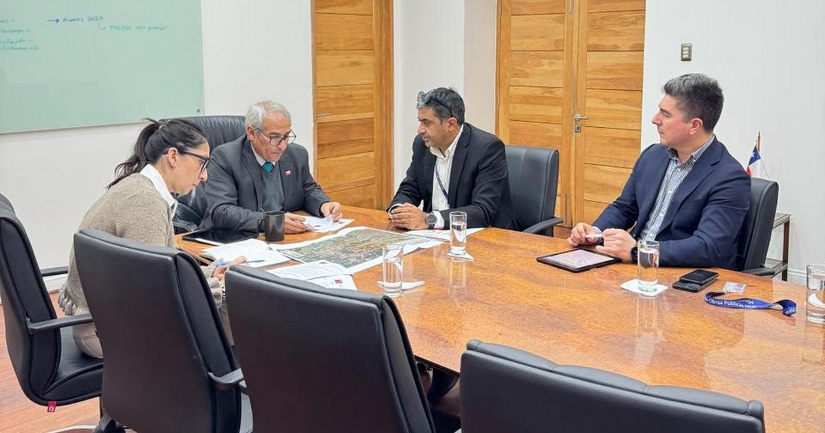 Alcalde Javier Jaramillo se reúne con Director Nacional de Vialidad para acelerar proyectos de pavimentación