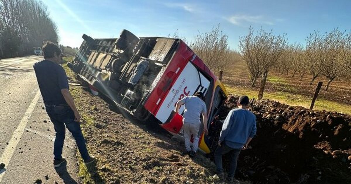 Amplían detención de chofer de bus que volcó en La Araucanía dejando un fallecido y más de 20 heridos