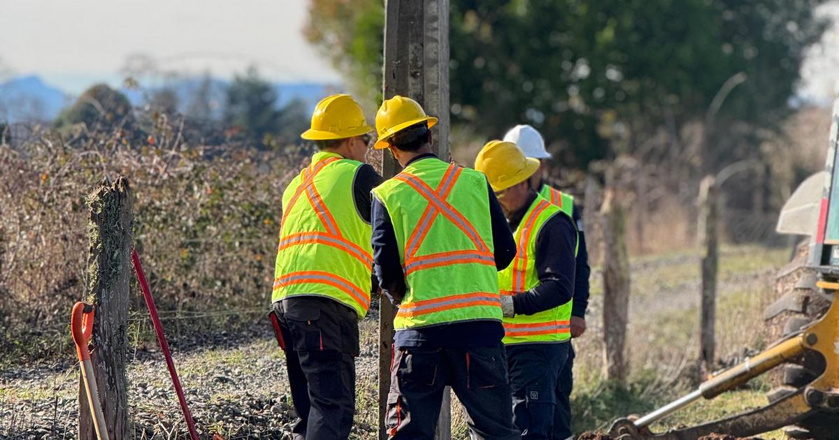 Con financiamiento del Gobierno de La Araucanía instalan primer poste de ambicioso proyecto de electrificación rural