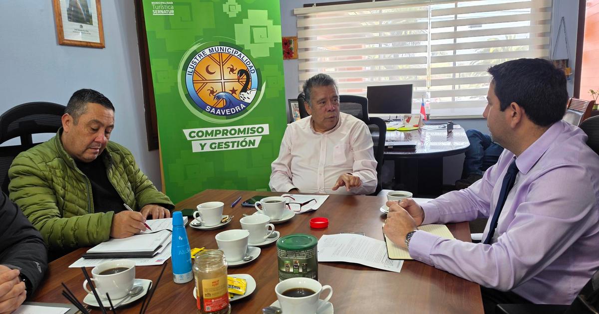 Seremi MOP David Plaza y Alcalde de Saavedra Ricardo Tripainao revisan cartera de proyectos prioritarios para la comuna